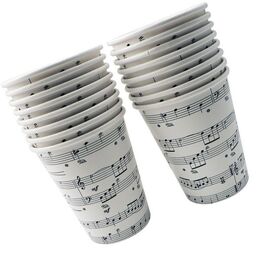 Papieren bekers met bladmuziek